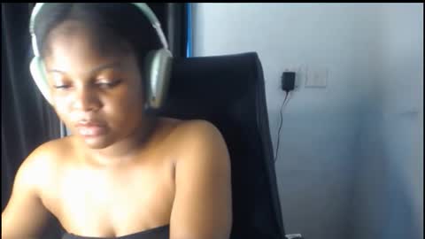 Snapshot of creamy_juicypussy chatting on 10-01-25, 08:20 Lady jasmine online show from 10-01-25, 08:20