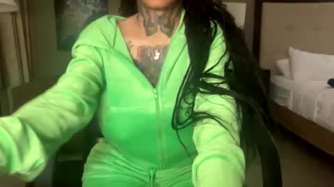 Snapshot of creamyexotica chatting on 12-28-24, 10:14 CreamyExotica online show from 12-28-24, 10:14