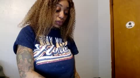 Snapshot of creamyexotica chatting on 12-17-25, 05:30 CreamyExotica online show from 12-17-25, 05:30