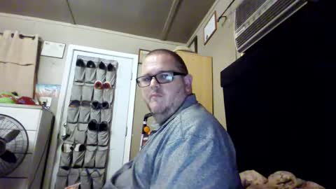 Snapshot of creeeping_death chatting on 10-02-25, 07:26 The hopeless romantic online show from 10-02-25, 07:26