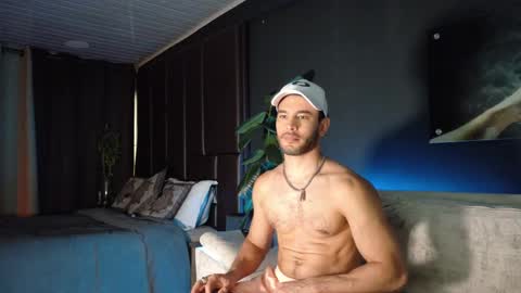 Snapshot of crhistian1_ chatting on 10-21-25, 10:10 CRHISTIAN online show from 10-21-25, 10:10