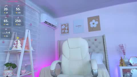 Snapshot of cristal_bunny chatting on 12-28-24, 12:15 Cristal  online show from 12-28-24, 12:15