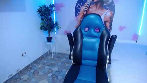 Snapshot of cristal_horny19 chatting on 02-28-25, 02:09 Milena online show from 02-28-25, 02:09