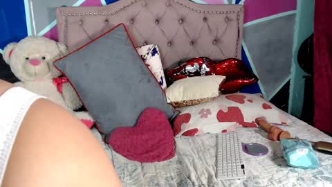 Snapshot of cristal_hot199037 chatting on 03-10-25, 10:04 Cristal online show from 03-10-25, 10:04