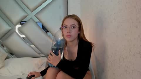 cristalevans_vc online show from 10-24-25, 03:03