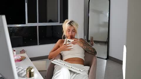 Laura online show from 02-27-26, 03:39