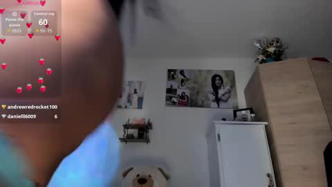 Snapshot of cristalmunez chatting on 09-25-25, 02:32 cristal online show from 09-25-25, 02:32