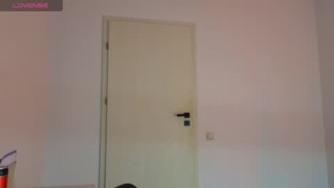 Snapshot of crystal_angel1 chatting on 10-08-25, 08:06 Crys online show from 10-08-25, 08:06