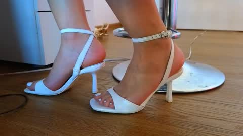 Snapshot of crystal_angel1 chatting on 10-15-25, 07:52 Crys online show from 10-15-25, 07:52