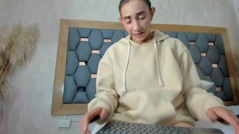 crystal_sm online show from 10-06-25, 03:04