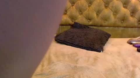 Crystal online show from 02-19-25, 06:32