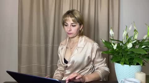 Snapshot of crystalfever_ chatting on 06-20-26, 08:11 Mary online show from 06-20-26, 08:11