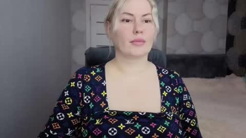 CrystalllEyes online show from 11-14-25, 05:06