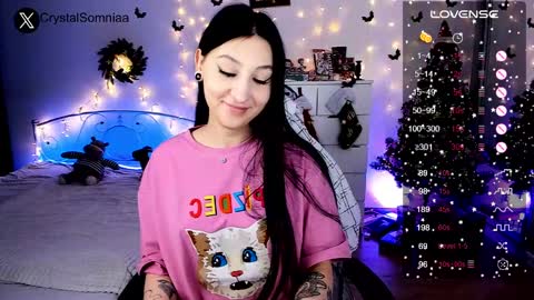 Snapshot of crystalsomnia chatting on 01-09-25, 03:47 Sasha    Make me moan with patterns   good music here  online show from 01-09-25, 03:47