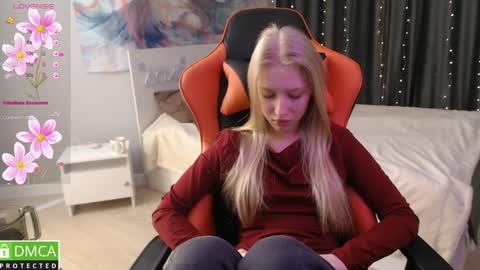 Snapshot of crystalyss chatting on 02-05-25, 11:28 Lia online show from 02-05-25, 11:28