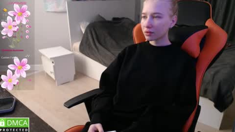 Snapshot of crystalyss chatting on 02-21-25, 12:38 Lia online show from 02-21-25, 12:38