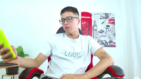 Snapshot of cumandres chatting on 09-23-25, 02:31 cumandres online show from 09-23-25, 02:31