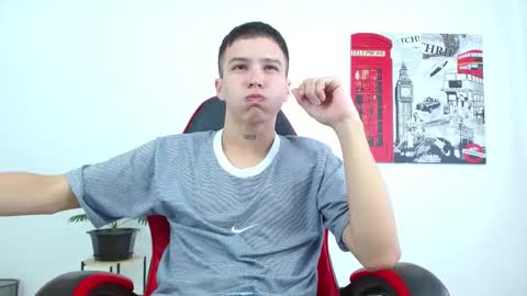 Snapshot of cumandres chatting on 10-18-25, 02:07 cumandres online show from 10-18-25, 02:07