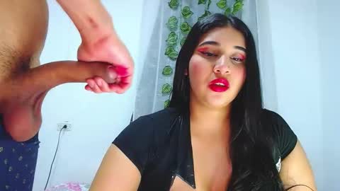 Snapshot of curiuscouplehot chatting on 11-22-25, 10:31 Pablo and emma online show from 11-22-25, 10:31