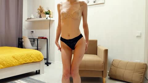 Snapshot of curlixiee chatting on 04-28-26, 02:27 Kira online show from 04-28-26, 02:27
