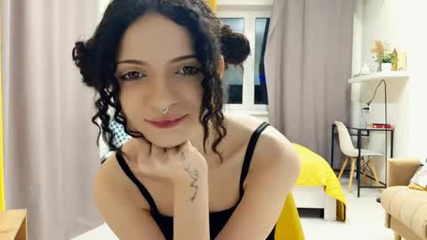 Snapshot of curlixiee chatting on 05-24-26, 11:21 Kira online show from 05-24-26, 11:21