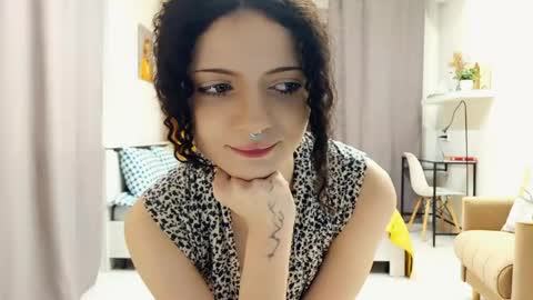 Snapshot of curlixiee chatting on 05-25-26, 11:44 Kira online show from 05-25-26, 11:44