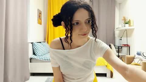 Snapshot of curlixiee chatting on 05-27-26, 12:40 Kira online show from 05-27-26, 12:40