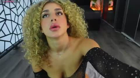 Snapshot of curlyanto chatting on 06-11-26, 10:57 Antonia online show from 06-11-26, 10:57