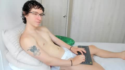 Snapshot of curlyytwink chatting on 06-09-26, 04:40 Noah online show from 06-09-26, 04:40