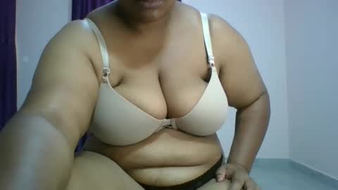 Essie online show from 02-25-25, 10:04