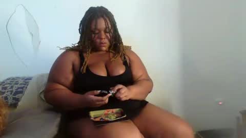 Snapshot of curvybcelinemixe chatting on 12-31-24, 02:19 Cline  online show from 12-31-24, 02:19