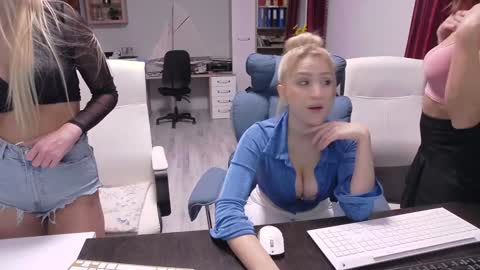 Snapshot of cute00kiara chatting on 11-17-25, 08:31 and follow twittercute00kiara2 online show from 11-17-25, 08:31