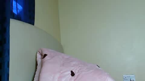 Snapshot of cute_beb2 chatting on 01-21-25, 01:00 V EE online show from 01-21-25, 01:00