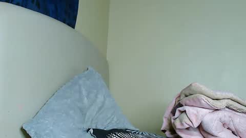 Snapshot of cute_beb2 chatting on 02-07-25, 02:15 V EE online show from 02-07-25, 02:15