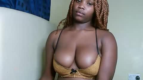 Snapshot of cute_beb2 chatting on 02-21-25, 01:44 V EE online show from 02-21-25, 01:44