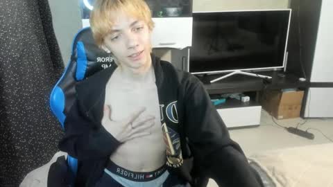 Snapshot of cute_grecha chatting on 04-24-26, 06:05 Grisha online show from 04-24-26, 06:05