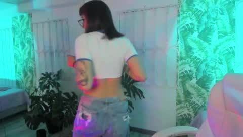 Snapshot of cute_hollywood chatting on 11-13-25, 08:52 Sofa online show from 11-13-25, 08:52