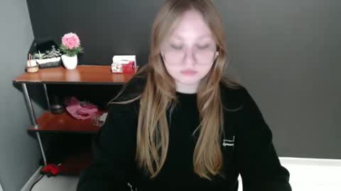 Snapshot of cute_minx chatting on 12-09-24, 07:50 Veronica online show from 12-09-24, 07:50