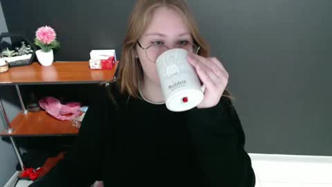 Snapshot of cute_minx chatting on 12-12-24, 07:41 Veronica online show from 12-12-24, 07:41