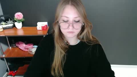 Snapshot of cute_minx chatting on 12-12-24, 10:45 Veronica online show from 12-12-24, 10:45