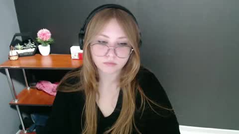 Snapshot of cute_minx chatting on 12-16-24, 10:29 Veronica online show from 12-16-24, 10:29