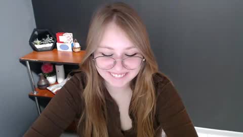 Snapshot of cute_minx chatting on 12-18-24, 10:19 Veronica online show from 12-18-24, 10:19