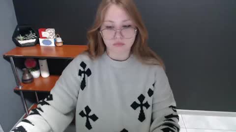 Snapshot of cute_minx chatting on 12-23-24, 07:49 Veronica online show from 12-23-24, 07:49