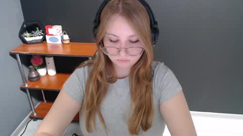 Snapshot of cute_minx chatting on 12-23-24, 10:53 Veronica online show from 12-23-24, 10:53