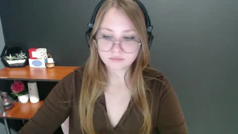 Snapshot of cute_minx chatting on 12-30-24, 10:43 Veronica online show from 12-30-24, 10:43