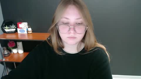 Snapshot of cute_minx chatting on 01-04-25, 10:38 Veronica online show from 01-04-25, 10:38