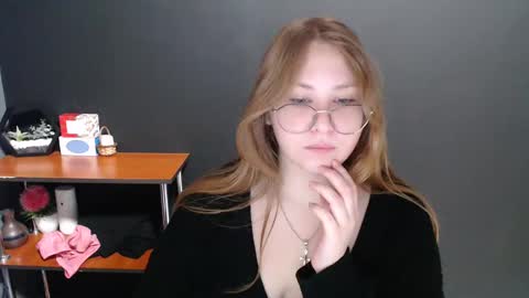 Snapshot of cute_minx chatting on 01-07-25, 08:03 Veronica online show from 01-07-25, 08:03