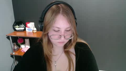 Snapshot of cute_minx chatting on 01-08-25, 11:32 Veronica online show from 01-08-25, 11:32