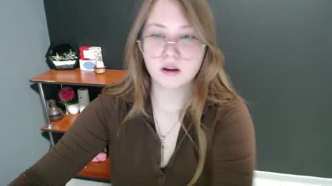 Snapshot of cute_minx chatting on 01-10-25, 07:25 Veronica online show from 01-10-25, 07:25