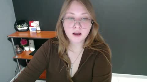Snapshot of cute_minx chatting on 01-10-25, 10:28 Veronica online show from 01-10-25, 10:28